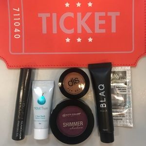 IPSY bag with 5 deluxe sample
